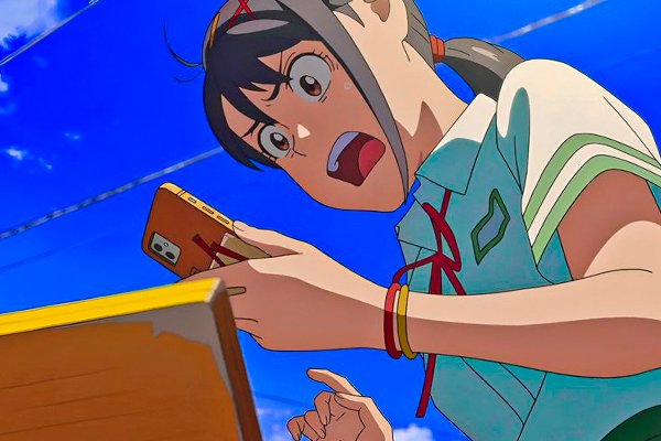 Mientras recibe múltiples llamadas de su tía, quien está angustiada por el bienestar de Souta, Suzume intenta evitar la conversación y escapar de la preocupación que la rodea en la película Suzume.